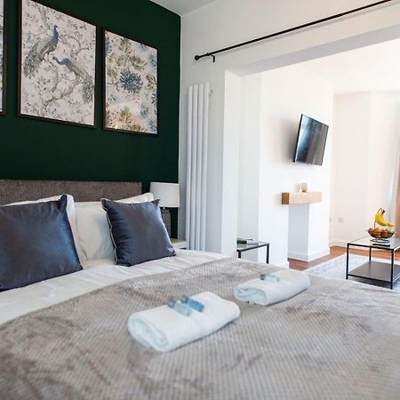 ניופורט Studio Apartment With 65" Smart Tv מראה חיצוני תמונה