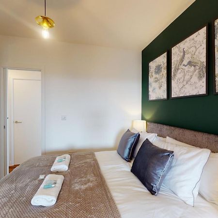 ניופורט Studio Apartment With 65" Smart Tv מראה חיצוני תמונה