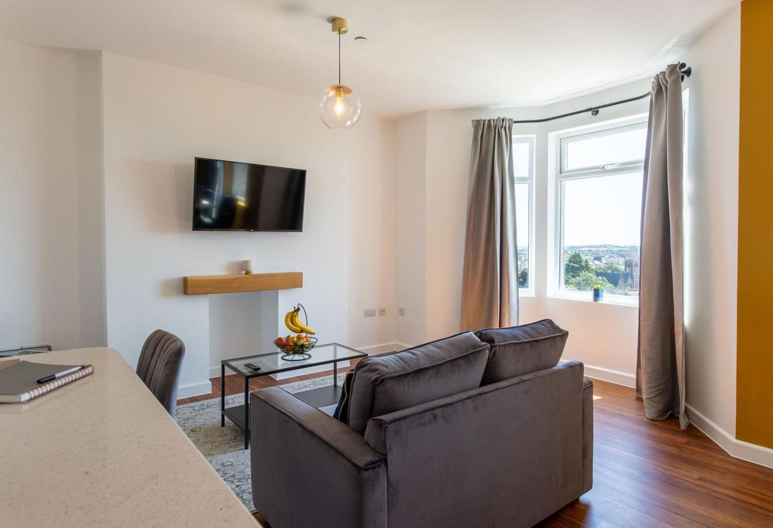 ניופורט Studio Apartment With 65" Smart Tv מראה חיצוני תמונה