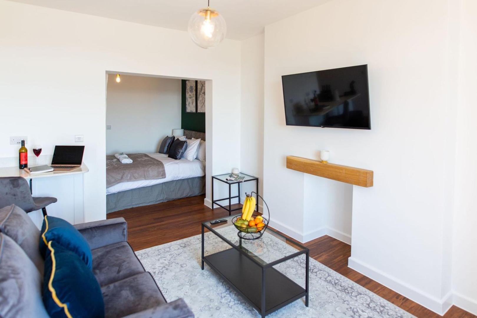 ניופורט Studio Apartment With 65" Smart Tv מראה חיצוני תמונה