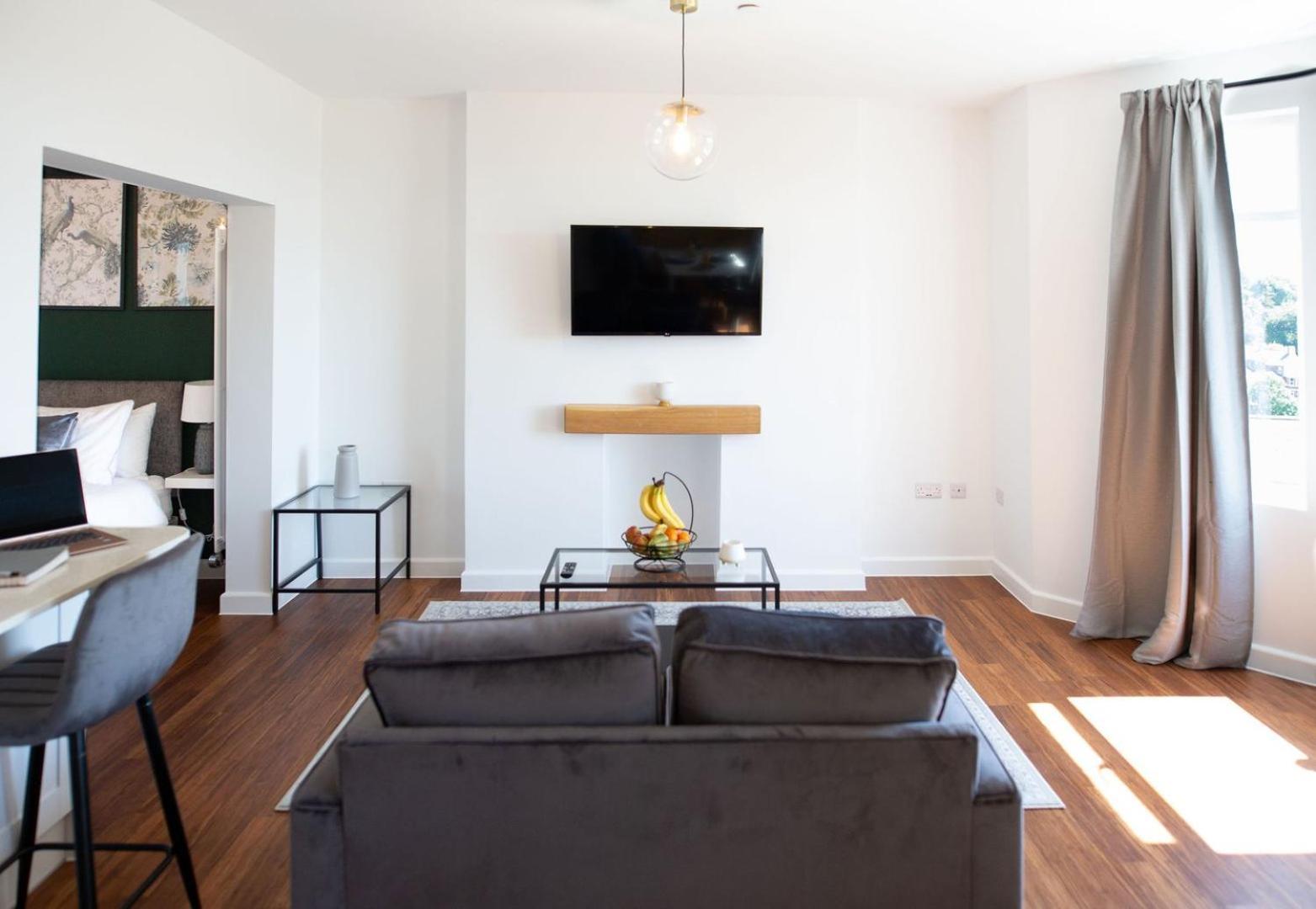ניופורט Studio Apartment With 65" Smart Tv מראה חיצוני תמונה