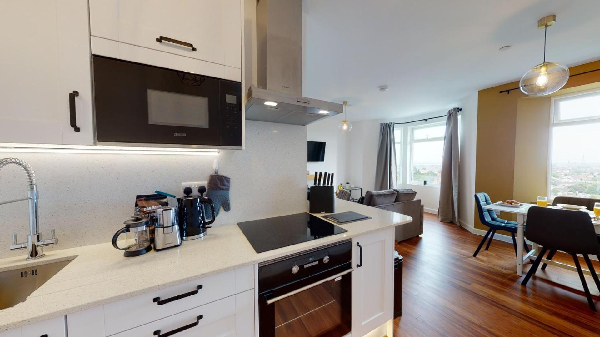 ניופורט Studio Apartment With 65" Smart Tv מראה חיצוני תמונה