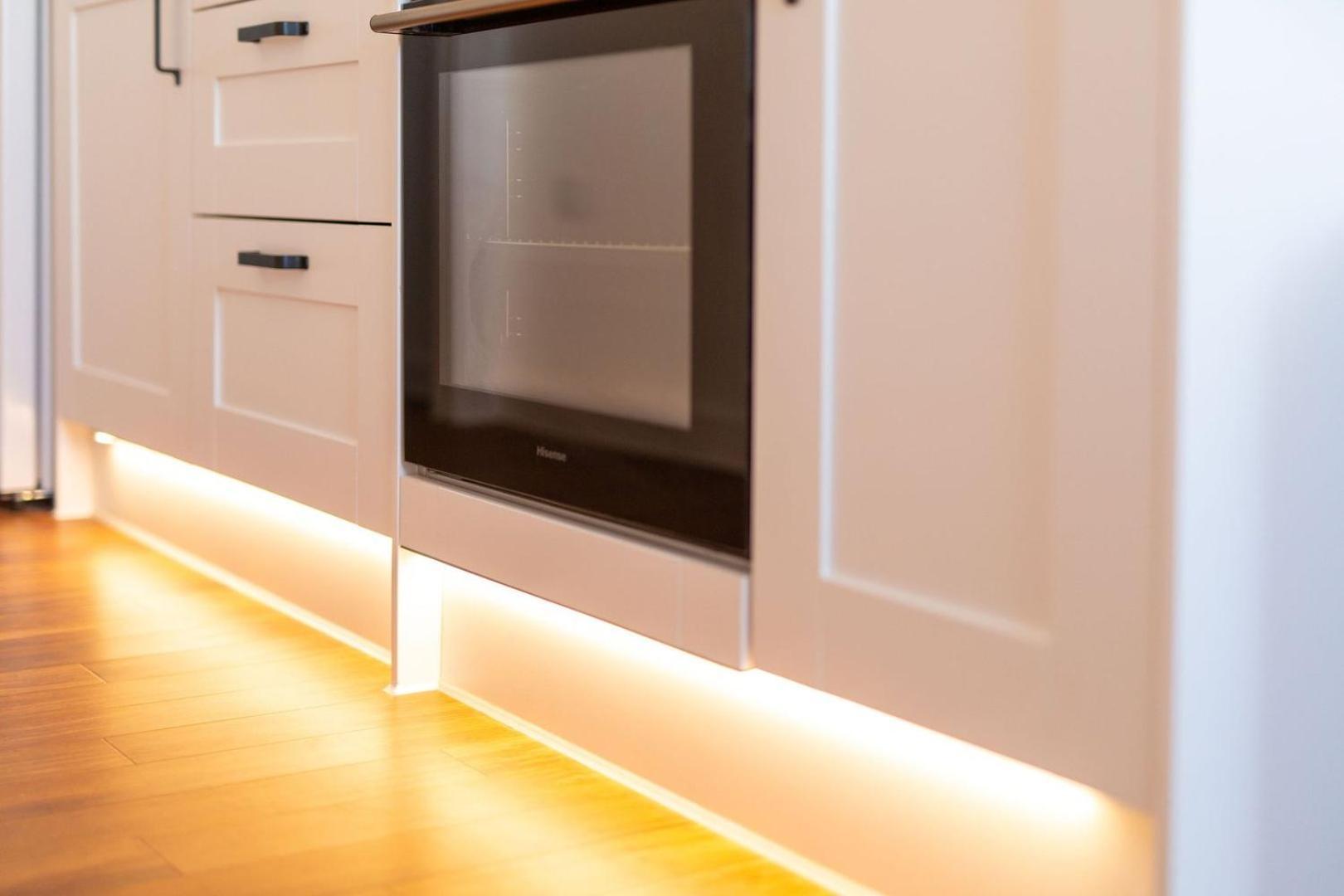 ניופורט Studio Apartment With 65" Smart Tv מראה חיצוני תמונה
