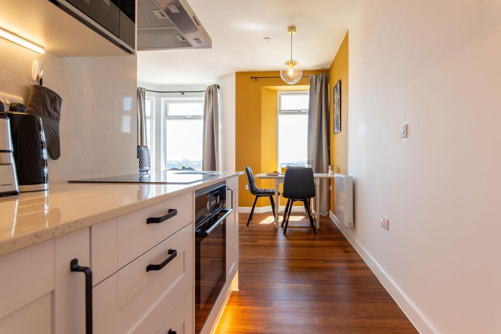 ניופורט Studio Apartment With 65" Smart Tv מראה חיצוני תמונה