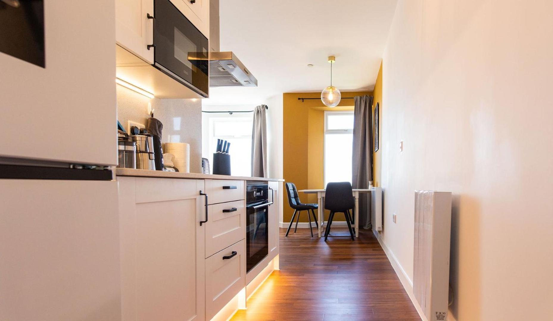 ניופורט Studio Apartment With 65" Smart Tv מראה חיצוני תמונה